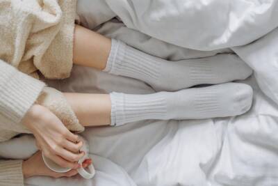 Хирург Авакян объяснил, почему сон в теплых носках может привести к некрозу