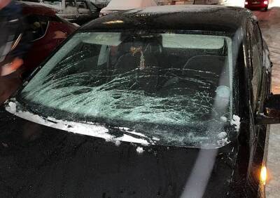 В Дашково-Песочне на машину упала глыба льда