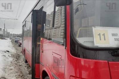Водитель маршрутки в Краснодаре оставил 12-летнюю пассажирку в закрытом автобусе