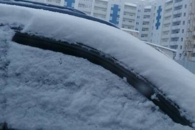 Тверской водитель забыл закрыть окно в автомобиле и салон завалило снегом