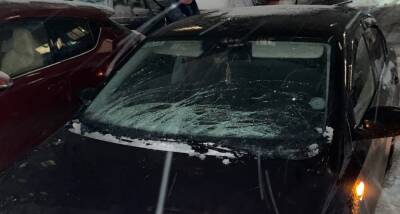 В Дашково-Песочне на движущийся автомобиль упала глыба льда