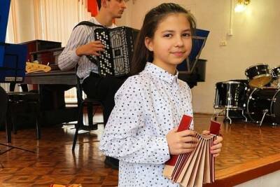В Астрахани в детской школе искусств появилось мобильное пианино
