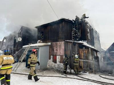 В Уфе двоих человек спасли из горящего дома