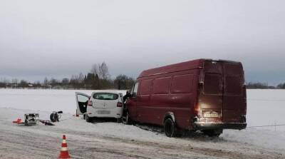 Два человека погибли при лобовом столкновении легковушки и микроавтобуса в Ушачском районе