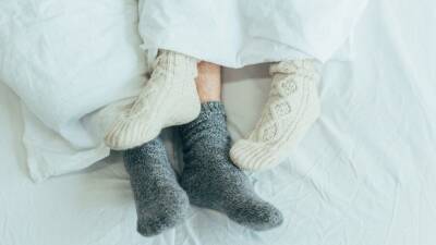 Некроз и не только: Какие болезни врач предрек любителям спать в теплых носках