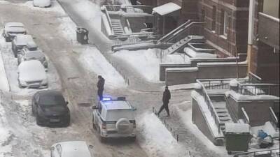 Мужчина упал с десятого этажа на проходившую под окнами девочку в Петербурге