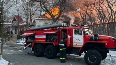 Здание школы загорелось во Владивостоке