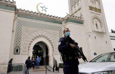 Долой внешнее влияние: Макрон затеял «революцию» в мусульманской общине Франции