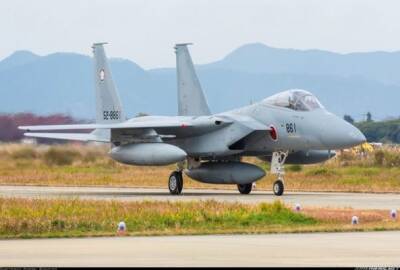 Фрагмент потерпевшего крушение F-15 Сил самообороны Японии нальи в Японском море