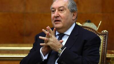 Армения: спикер парламента принял отставку президента