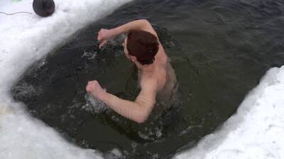 Воронежцы продолжили купаться в проруби после Крещения