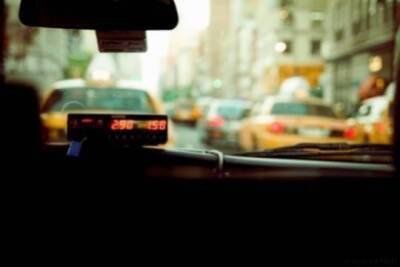 В Москве таксист плюнул в пассажирку и высадил ее из машины из-за крема для рук