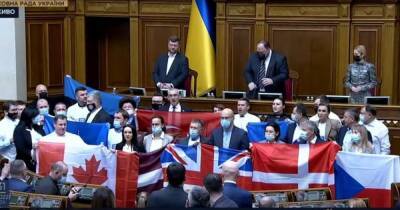 Нардепы провели в парламенте акцию благодарности Западу за военную помощь Украине (видео)