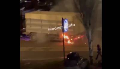 Взорвалась и загорелась посреди дороги: ЧП с фурой попало на видео в Одессе