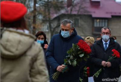 Александр Дрозденко возложил цветы к памятнику «Слава» в Кингисеппе