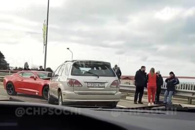 В Адлерском районе Сочи случилось лобовое столкновение двух автомобилей