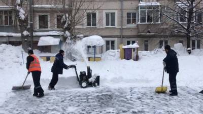 Снег в Москве убирают, но его станет еще больше
