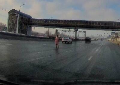 На окраине Рязани сняли на видео идущую по проезжей части обнаженную женщину
