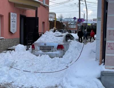 В центре Рязани снег рухнул на легковой автомобиль