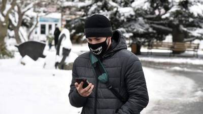 Россиянам назвали способы спасти упавший в снег телефон