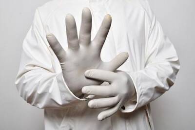 Специалист ВОЗ Монтгомери посоветовала не использовать повсеместно одноразовые перчатки