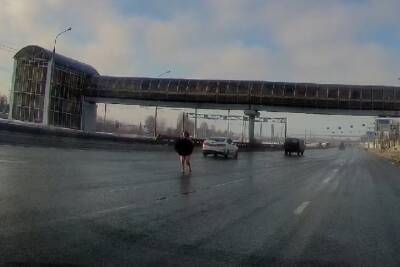 В Рязани заметили неадкватную голую женщину на проезжей части