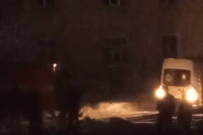 В Тверской области пожарный автомобиль вытаскивал «скорую» из сугроба