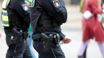 Полиция Гамбурга начала операцию в школе из-за сообщений о вооруженном человеке