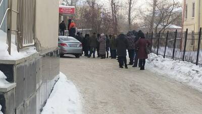 Губернатор Куйвашев прокомментировал огромные очереди в поликлиниках Екатеринбурга