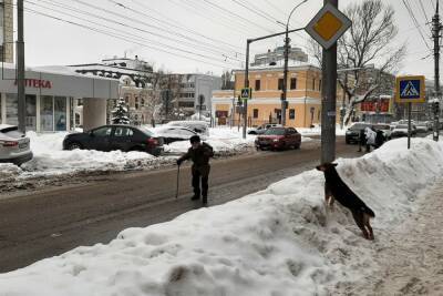 В Саратове пешеходы передвигаются по проезжей части из-за заваленных снегом тротуаров