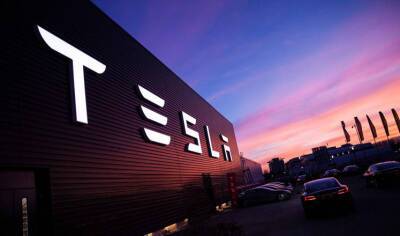 Tesla отзывает около 54 тыс. электрокаров из-за проблемы с контролем остановки
