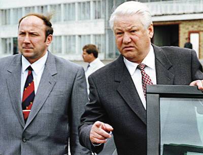 «Вы мне отхлопните пальцы»: почему Коржакову обидно это было слышать от Ельцина - Русская семерка