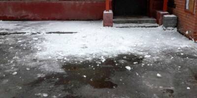 В Балашихе два ребенка и их мать пострадали при падении льда с крыши