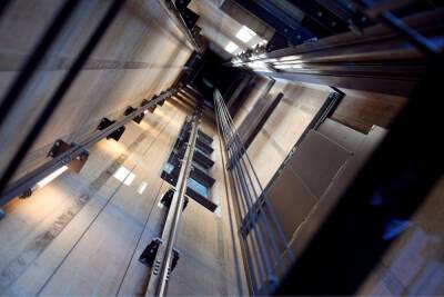 В Невском районе мужчина упал на кабину лифта, в котором ехала женщина