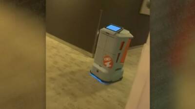 В Пекине робот-доставщик чуть не оставил фигуристку Евгению Медведеву без еды