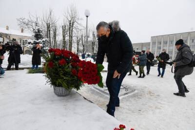 Глава Ленобласти возложил цветы к памятнику «Слава» в Кингисеппе