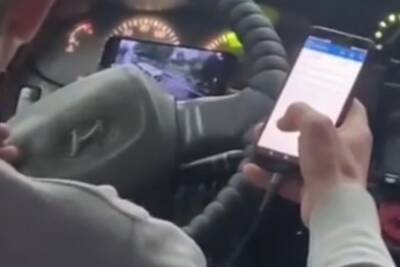 В Сочи поймали водителя автобуса, использовавшего смартфон за рулём