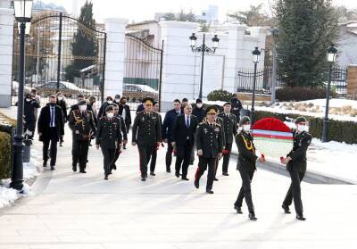 Министр обороны Азербайджана посетил памятник общенациональному лидеру Гейдару Алиеву в Анкаре (ФОТО)