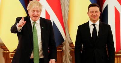 Борис Джонсон приехал на встречу с Зеленским в неформальном галстуке цвета английского газона
