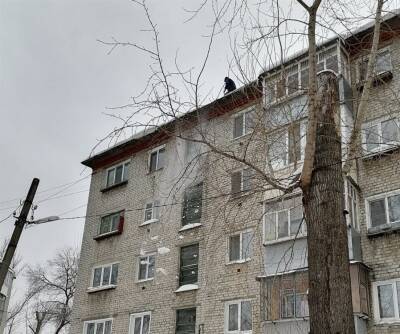В администрации Ульяновска отчитались о низких темпах очистки крыш от снега и сосулек