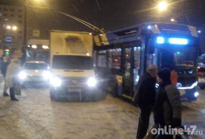 На проспекте Подвойского образовалась пробка из-за массового ДТП с троллейбусом