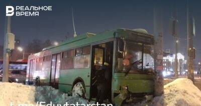 В Казани водитель подрезал троллейбус, из-за чего тот выехал на обочину