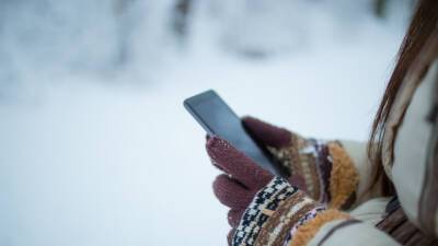 Специалист Кувиков рассказал, что делать при падении смартфона в снег