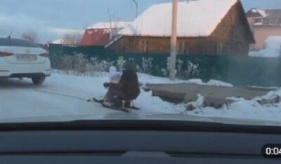 Пьяный уралец катал детей, прицепив снегоход к машине