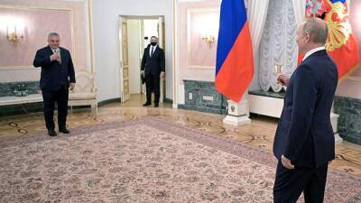Путин и премьер Венгрии отметили удачные переговоры бокалом шампанского