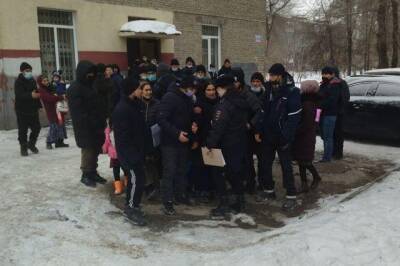 В Новосибирске толпа окружила сотрудницу полиции возле отдела миграции