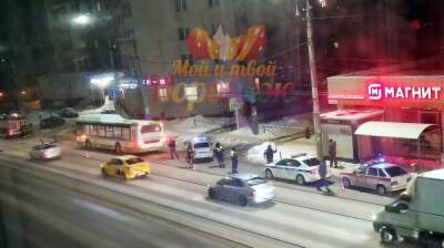 Машины спецслужб оцепили автобус в центре Воронежа