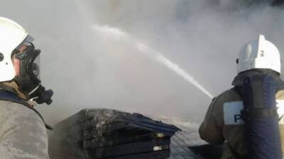 Более 20 спасателей МЧС тушили пожар в двухэтажном здании в Петербурге
