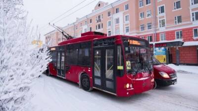 Троллейбус сошел с проводов и встал на перекрестке в Невском районе Петербурга