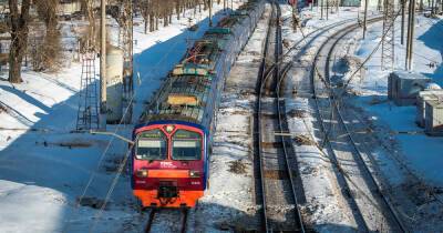 Поезд протаранил легковой автомобиль в Москве, один человек пострадал
